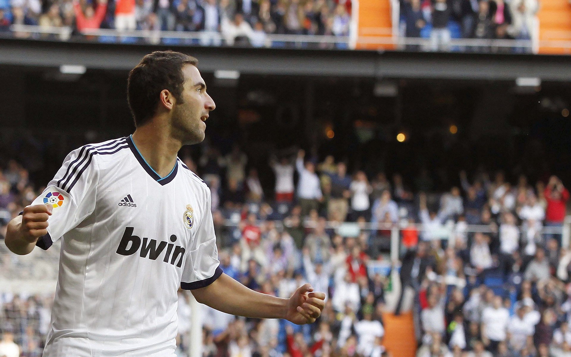 赛道风云，阿斯顿马丁横扫梅赛德斯，汉密尔顿带队逆境取胜